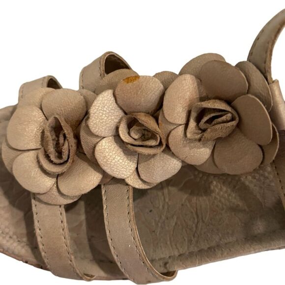 BOC Born Concept Tan Gold Metallic Leather Slingback Wedge Sandal Flowers Sz 10 - Picture 3 of 5